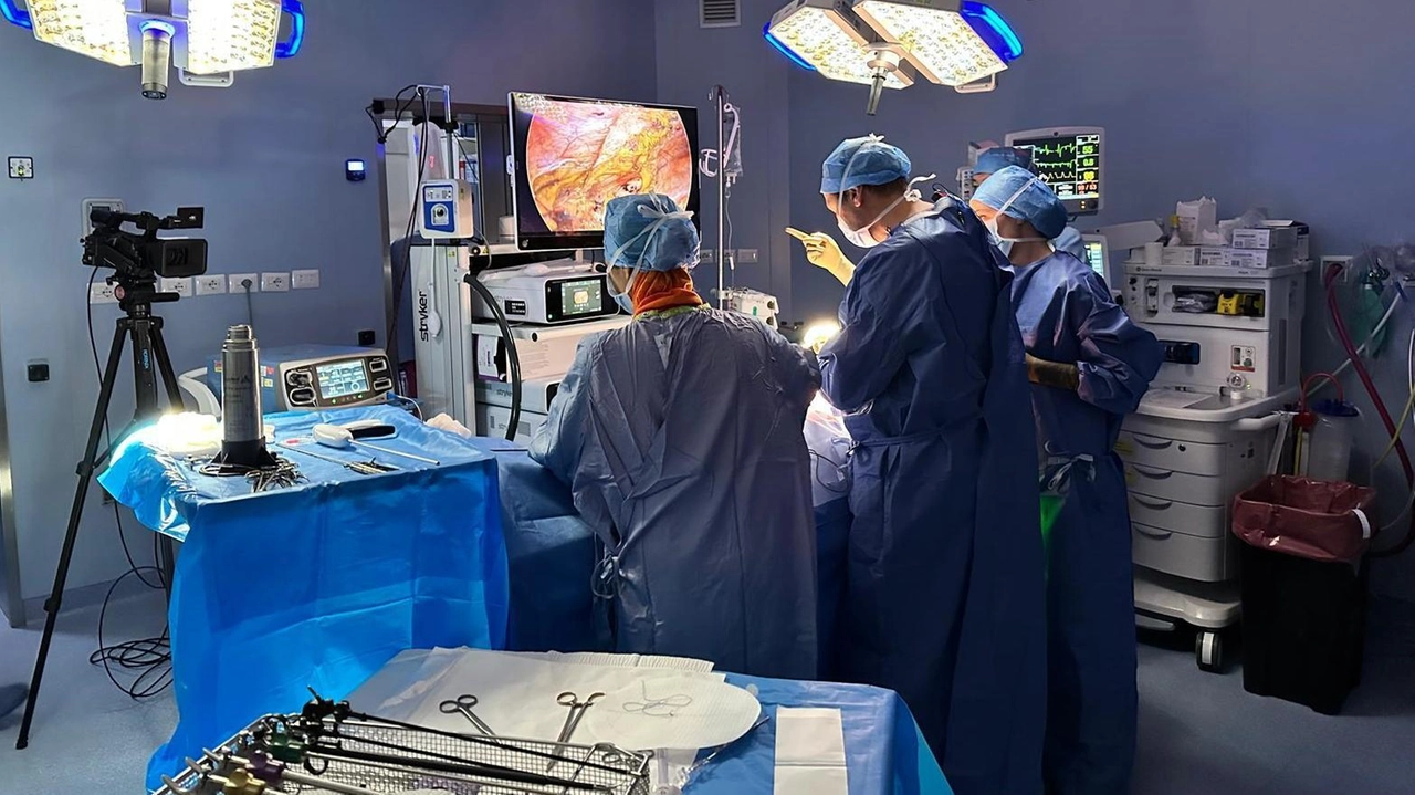 Chirurghi in attività in una sala operatoria (Foto di repertorio)