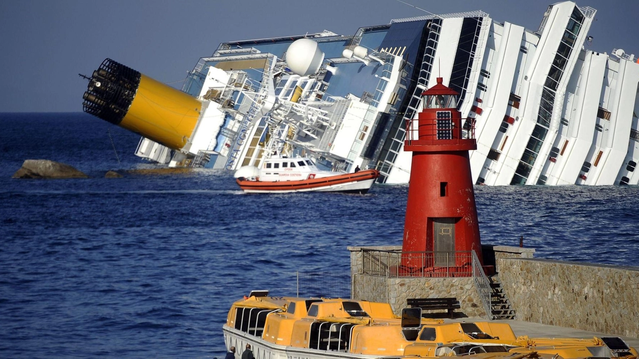 L’indimenticabile immagine della Costa Concordia piegata di fianco L’indimenticabile immagine della Costa Concordia piegata di fianco