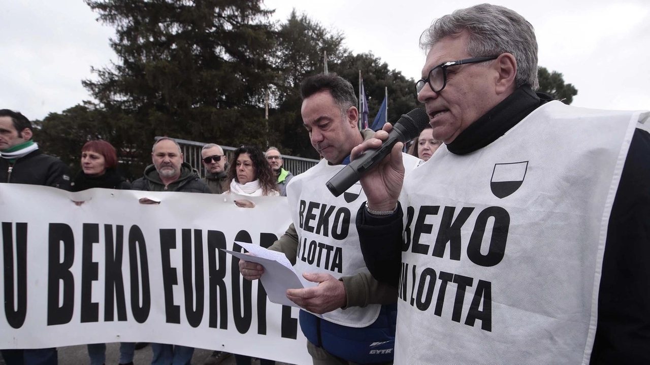 Prosegue la mobilitazione dei lavoratori della Beko a Siena (Foto Lazzeroni) Prosegue la mobilitazione dei lavoratori della Beko a Siena (Foto Lazzeroni)