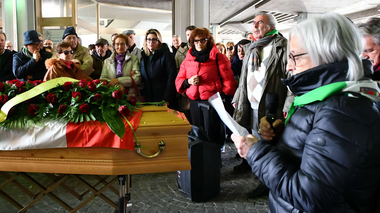 Tanta gente alla cerimonia nell’atrio del Comune per l’ex presidente dell’Anpi "Figura storica della sinistra, un uomo di pace sempre pronto al dialogo". Tanta gente alla cerimonia nell’atrio del Comune per l’ex presidente dell’Anpi "Figura storica della sinistra, un uomo di pace sempre pronto al dialogo".