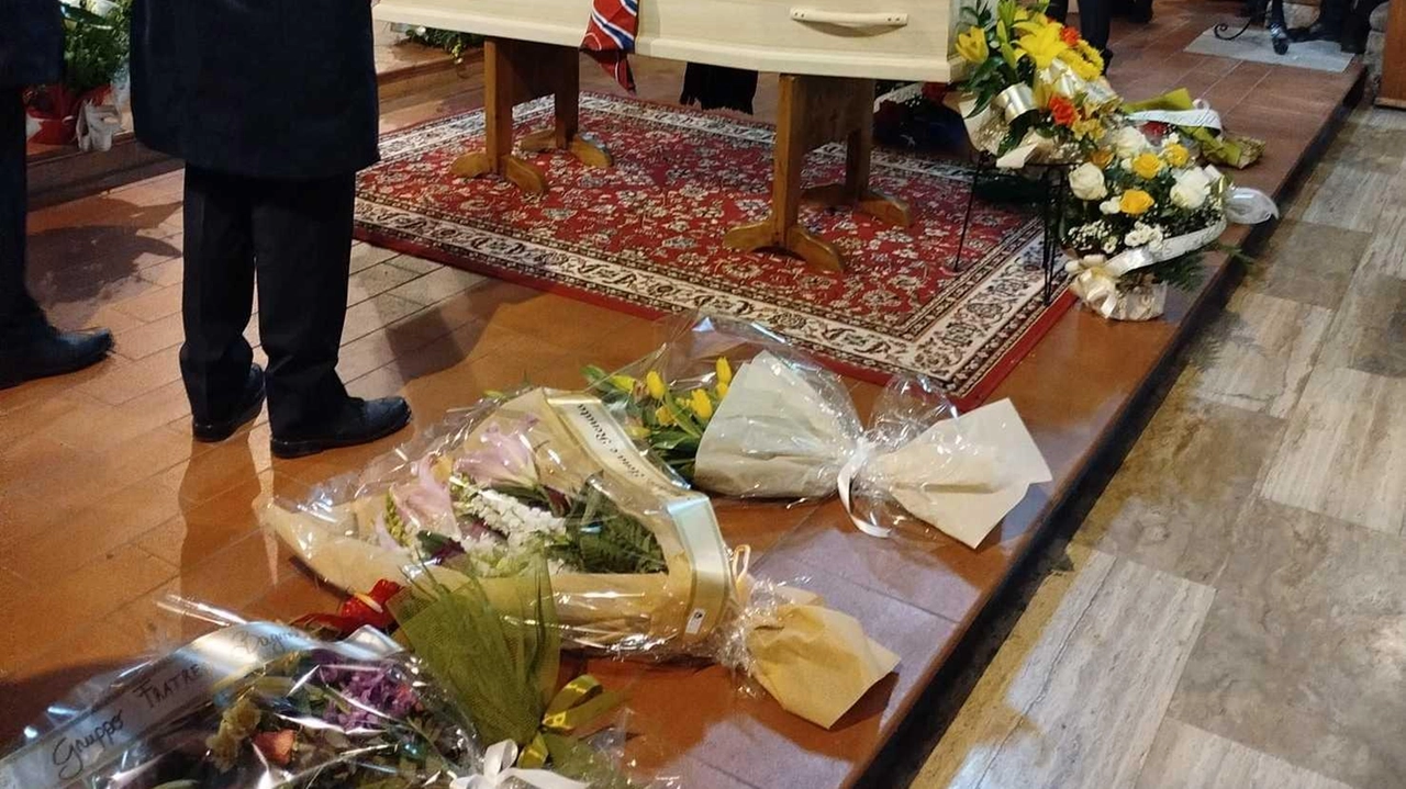 I funerali, molto partecipati,. si sono svolti nella chiesa della Propositura di Castel del Piano e quando il feretro è arrivato è stato accolto da un lungo applauso (Foto gentilmente concessa da Renzo Bonelli)