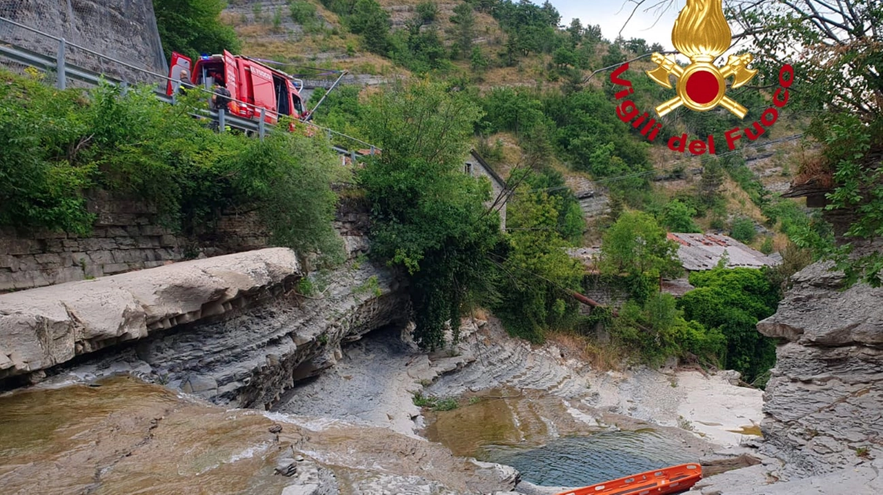 La zona in cui il ragazzo ha perso la vita: in foto i vigili del fuoco, intervenuti per i soccorsi La zona in cui il ragazzo ha perso la vita: in foto i vigili del fuoco, intervenuti per i soccorsi