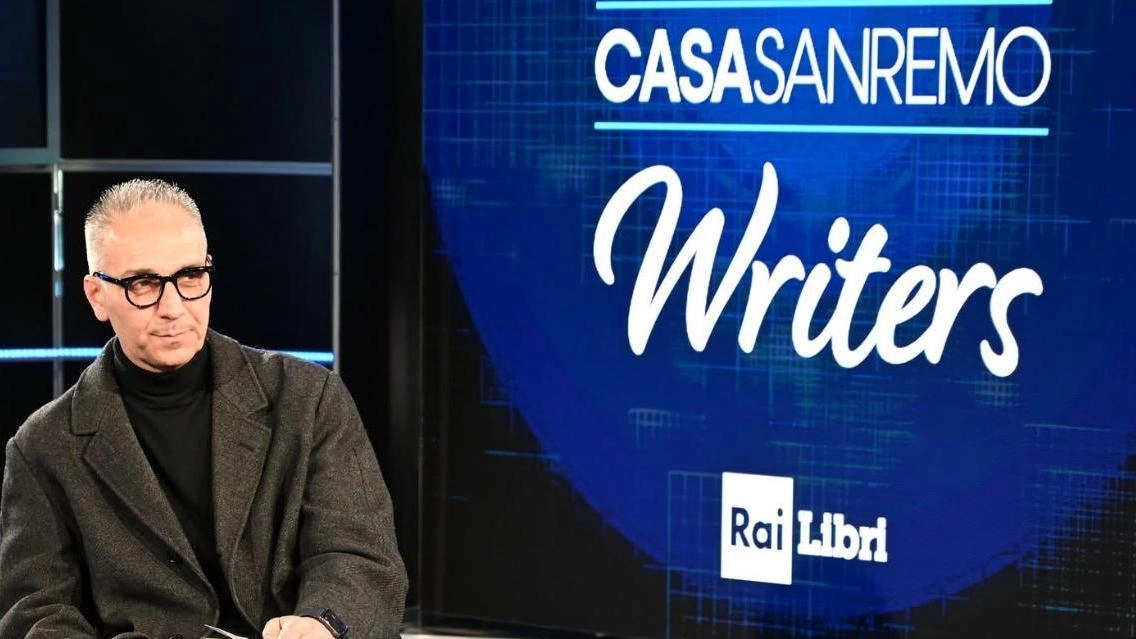 Voleva fare il calciatore ma è diventato un poeta e il suo libro "Pensieri elementari" è stato presentato in questi... Voleva fare il calciatore ma è diventato un poeta e il suo libro "Pensieri elementari" è stato presentato in questi...