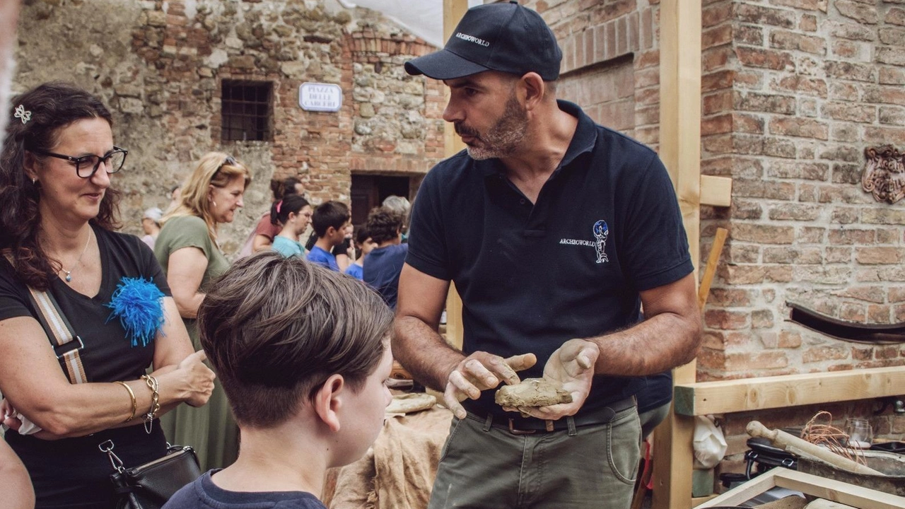 Nell’immagine tratta dalla pagina Facebook di Blu Etrusco, una delle edizioni passate della manifestazione all’interno del castello di Murlo Nell’immagine tratta dalla pagina Facebook di Blu Etrusco, una delle edizioni passate della manifestazione all’interno del castello di Murlo