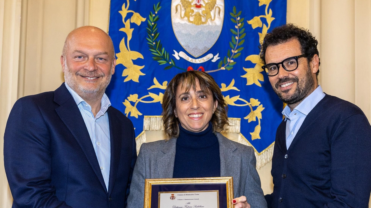 Il sindaco Claudio Del Rosso e l’assessore allo sport Marco Silvestri consegnano il riconoscimento alla fisioterapista Federica Scalabrino Il sindaco Claudio Del Rosso e l’assessore allo sport Marco Silvestri consegnano il riconoscimento alla fisioterapista Federica Scalabrino