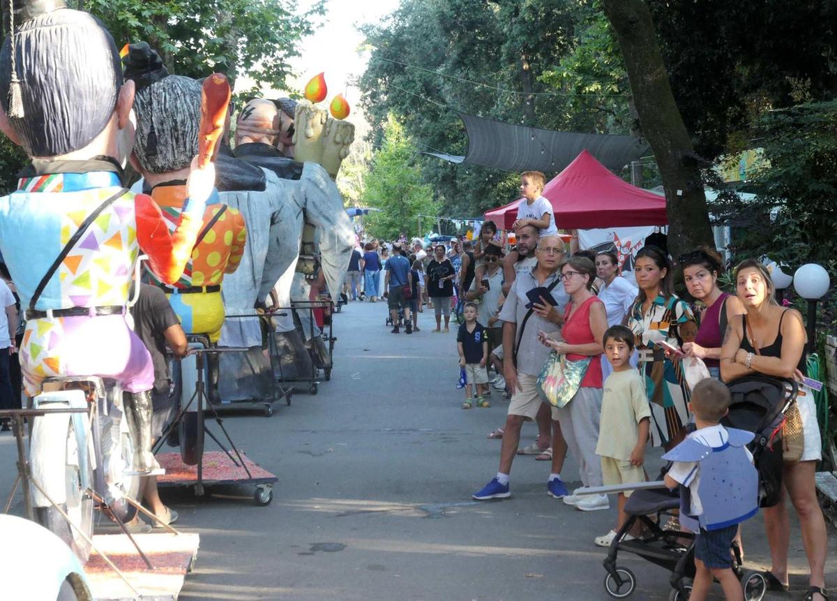 https://www.lanazione.it/image-service/view/acePublic/alias/contentid/ZDNjYWMzODItNTAwMC00/0/la-parata-dei-mascheroni-un-arcobaleno-di-felicita-colora-la-pineta-di-ponente.jpeg?f=1.91:1&w=1200