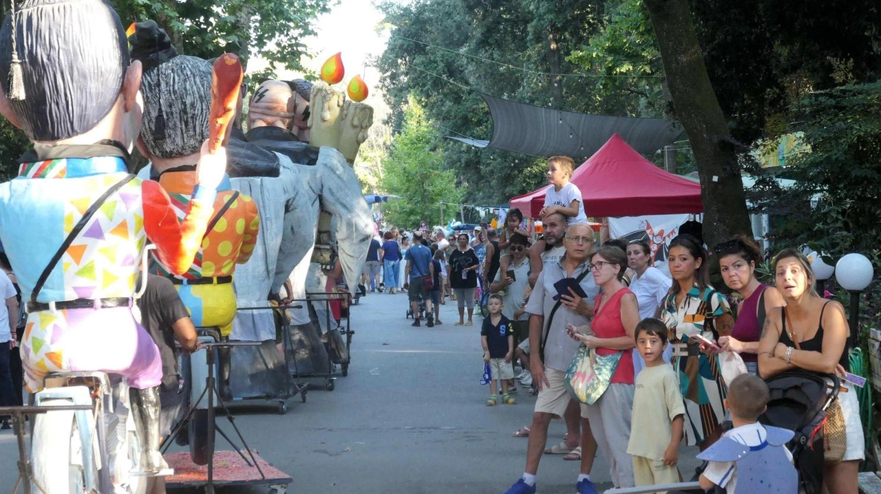 Folla di curiosi alla Pineta di Ponente per la prima sfilata del carnevale Folla di curiosi alla Pineta di Ponente per la prima sfilata del carnevale