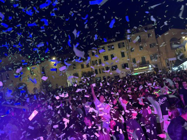 Montevarchi. 3.000 giovani in piazza per ballare a ritmo di musica Montevarchi. 3.000 giovani in piazza per ballare a ritmo di musica