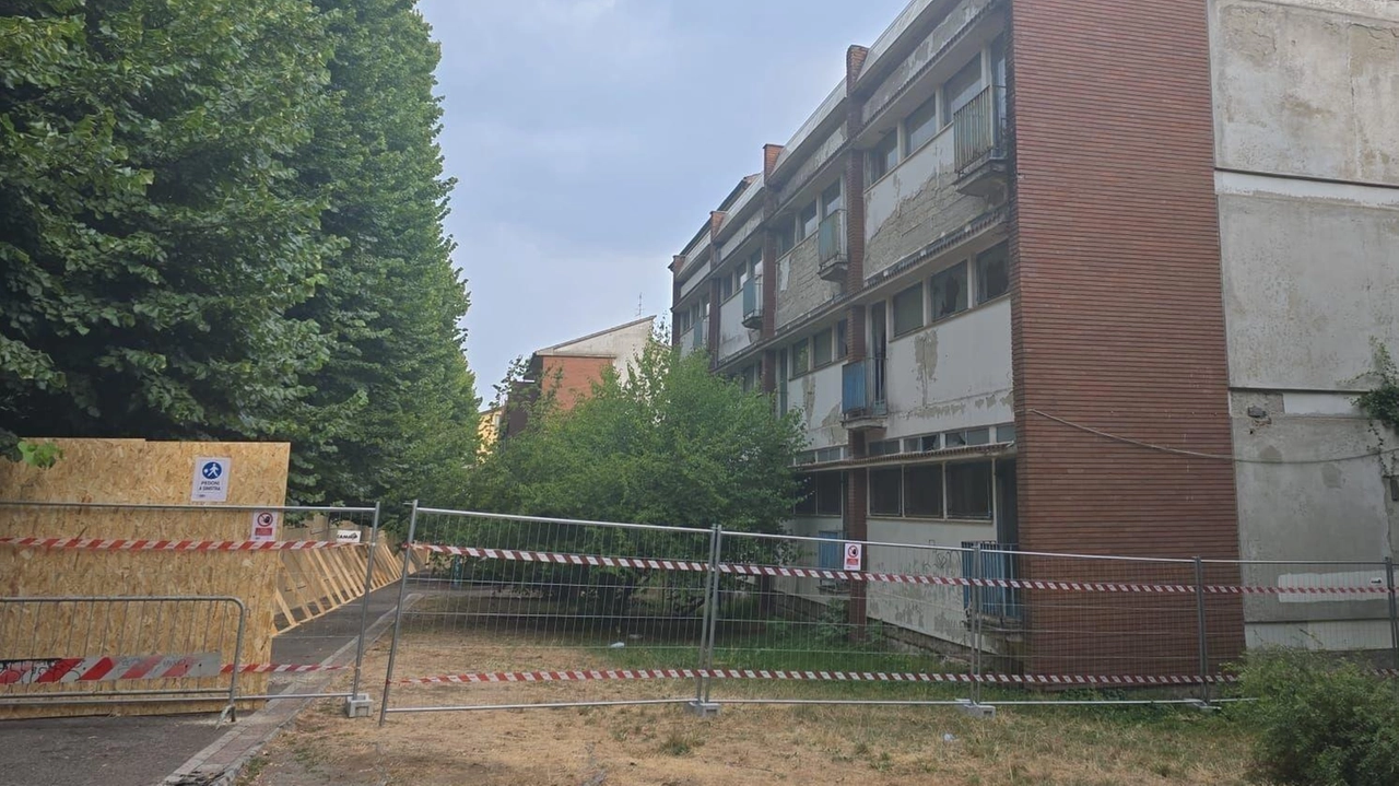 Allestito il cantiere per la demolizione della vecchia scuola elementare Allestito il cantiere per la demolizione della vecchia scuola elementare