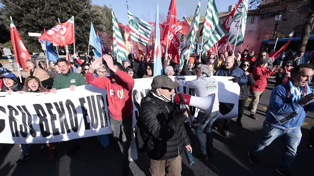 Domani si terrà un nuovo corteo dei lavoratori dello stabilimento Beko di Siena: l’azienda ha annunciato la chiusura del sito il 31 dicembre di quest’anno Domani si terrà un nuovo corteo dei lavoratori dello stabilimento Beko di Siena: l’azienda ha annunciato la chiusura del sito il 31 dicembre di quest’anno