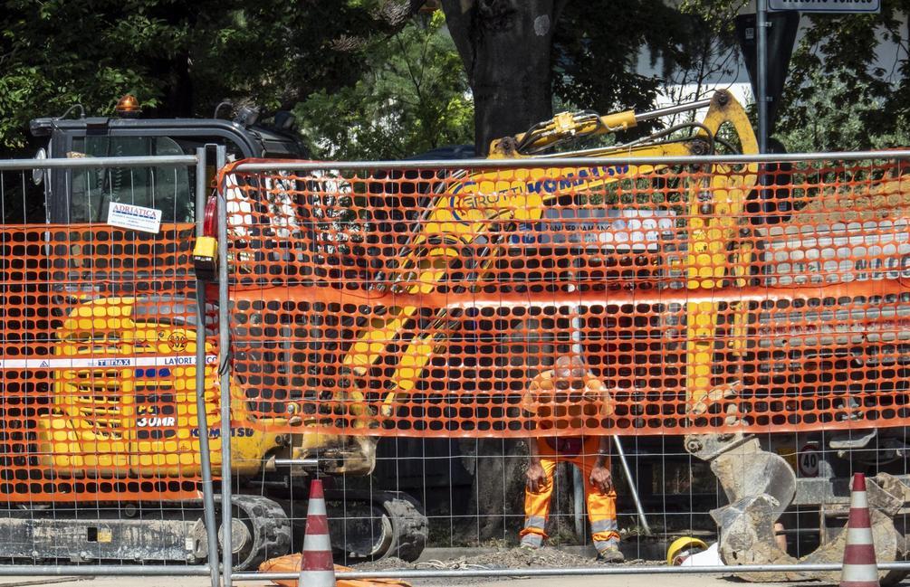 https://www.lanazione.it/image-service/view/acePublic/alias/contentid/ZDNkY2M1M2ItMDI4YS00/0/cantieri-in-via-pistoiese-chiuso-ponte-sul-bardena.jpeg?f=1.91:1&w=1200