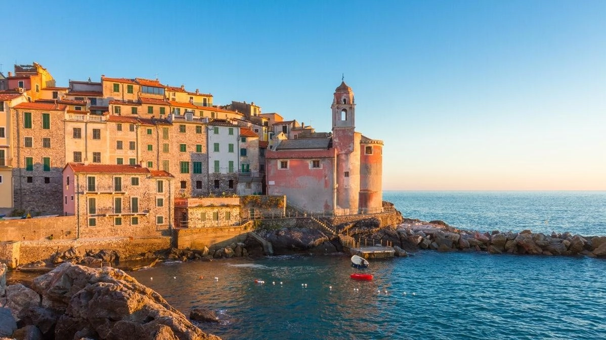 Il borgo di Tellaro con la chiesa di San Giorgio in primo piano Il borgo di Tellaro con la chiesa di San Giorgio in primo piano