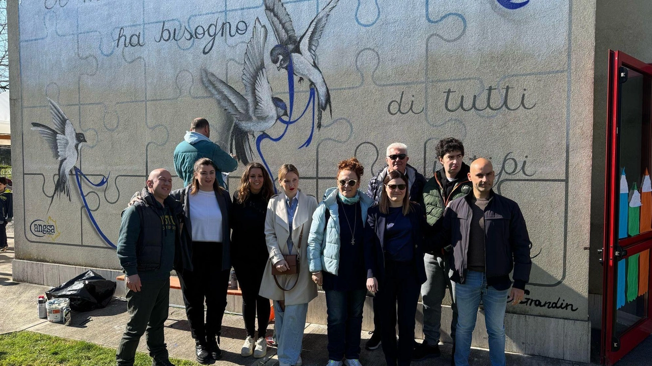 L’inaugurazione de ’. Il mondo ha bisogno di tutti i tipi di mente’, il murale realizzato all’esterno della scuola primaria di San Pio