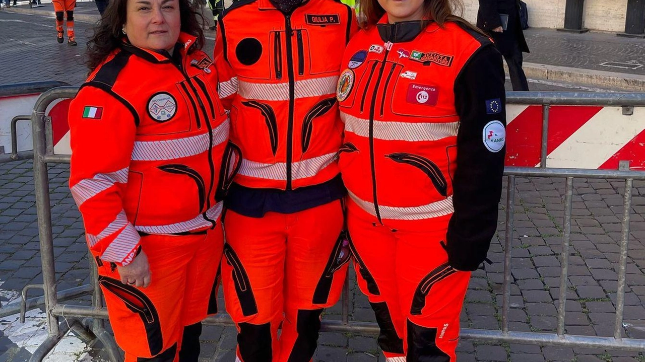 Da sinistra Francesca Betrò e Giulia Porcelli della Pubblica assistenza di Colle con. Giulia Dema della Pubblica di Castelnuovo
