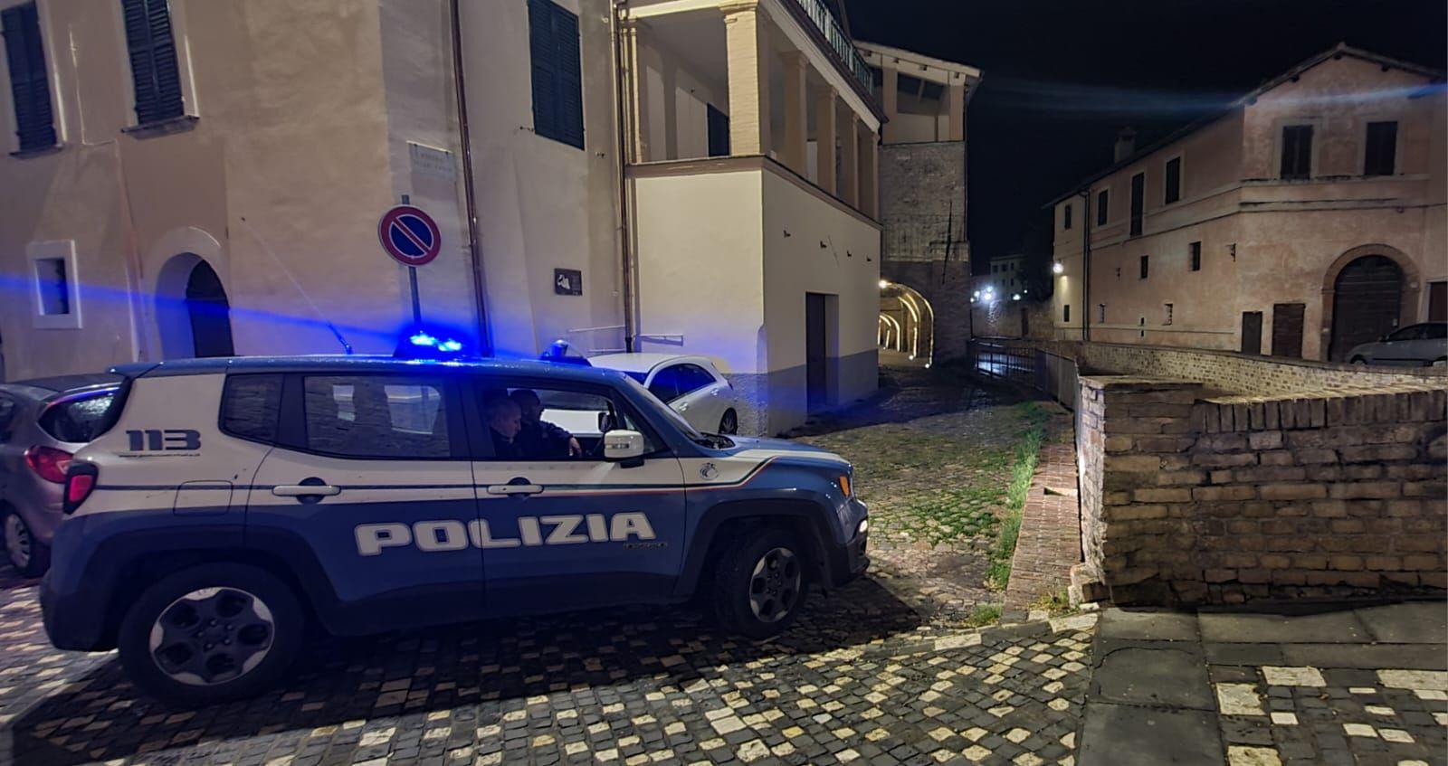 https://www.lanazione.it/image-service/view/acePublic/alias/contentid/ZDQ0YzIxZDQtODVmYy00/0/il-commissariato-di-foligno-ha-dato-esecuzione-al-daspo.jpeg