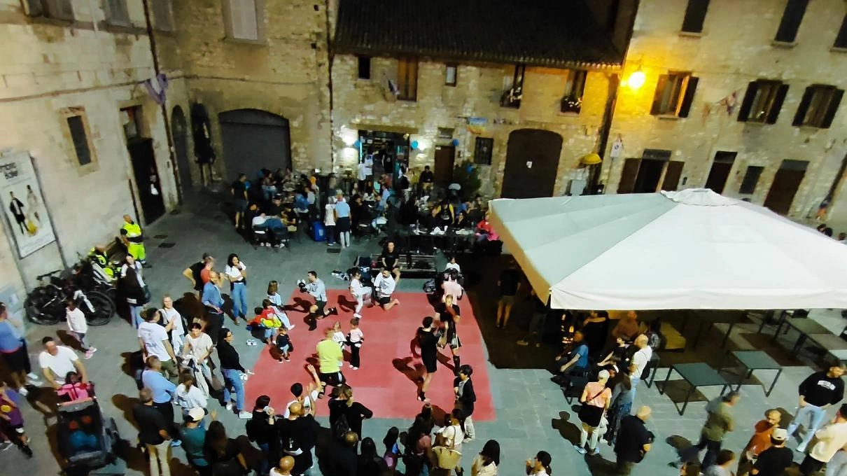 Grande successo di pubblico nel centro storico di Gubbio per la ritrovata Notte Bianca dello Sport con le associazioni del territorio Grande successo di pubblico nel centro storico di Gubbio per la ritrovata Notte Bianca dello Sport con le associazioni del territorio