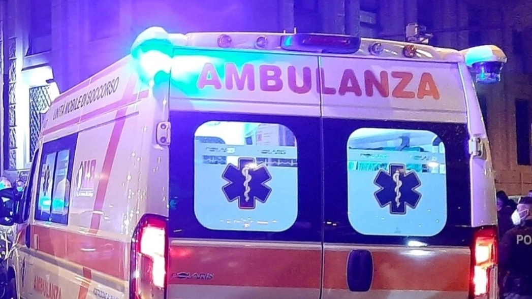 Ambulanza (immagine di repertorio) Ambulanza (immagine di repertorio)