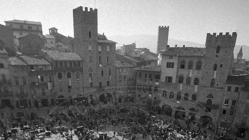 https://www.lanazione.it/image-service/view/acePublic/alias/contentid/ZDQ1NDhhY2EtN2Y2MS00/0/guelfi-e-ghibellini-tracce-tra-merli-e-pietre-la-sfida-rivive-sulle-torri-di-piazza-grande.jpeg?f=16:9&w=1200&h=630