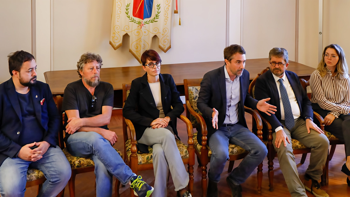 Sindaci e assessori dei Comuni che utilizzano Qualità e servizi si ribellano alle accuse dell’Asl sui casi di salmonellosi a scuola Sindaci e assessori dei Comuni che utilizzano Qualità e servizi si ribellano alle accuse dell’Asl sui casi di salmonellosi a scuola