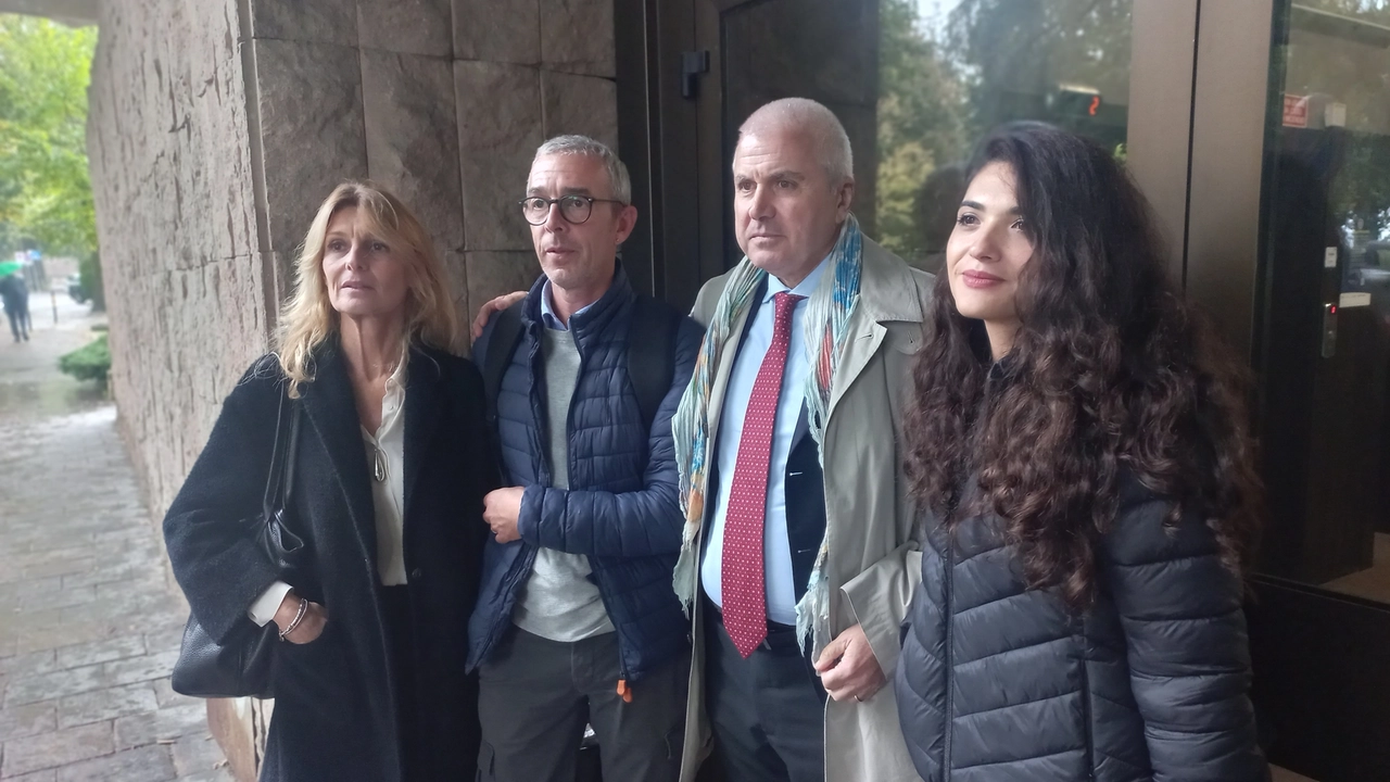 Nella foto, da sinistra, la cognata della 39enne morta alle Scotte accanto al fratello, marito della donna deceduta, appena usciti dal tribunale. Poi l’avvocato Duccio Panti e la sua collega di studio Giada Airò Farulla Nella foto, da sinistra, la cognata della 39enne morta alle Scotte accanto al fratello, marito della donna deceduta, appena usciti dal tribunale. Poi l’avvocato Duccio Panti e la sua collega di studio Giada Airò Farulla