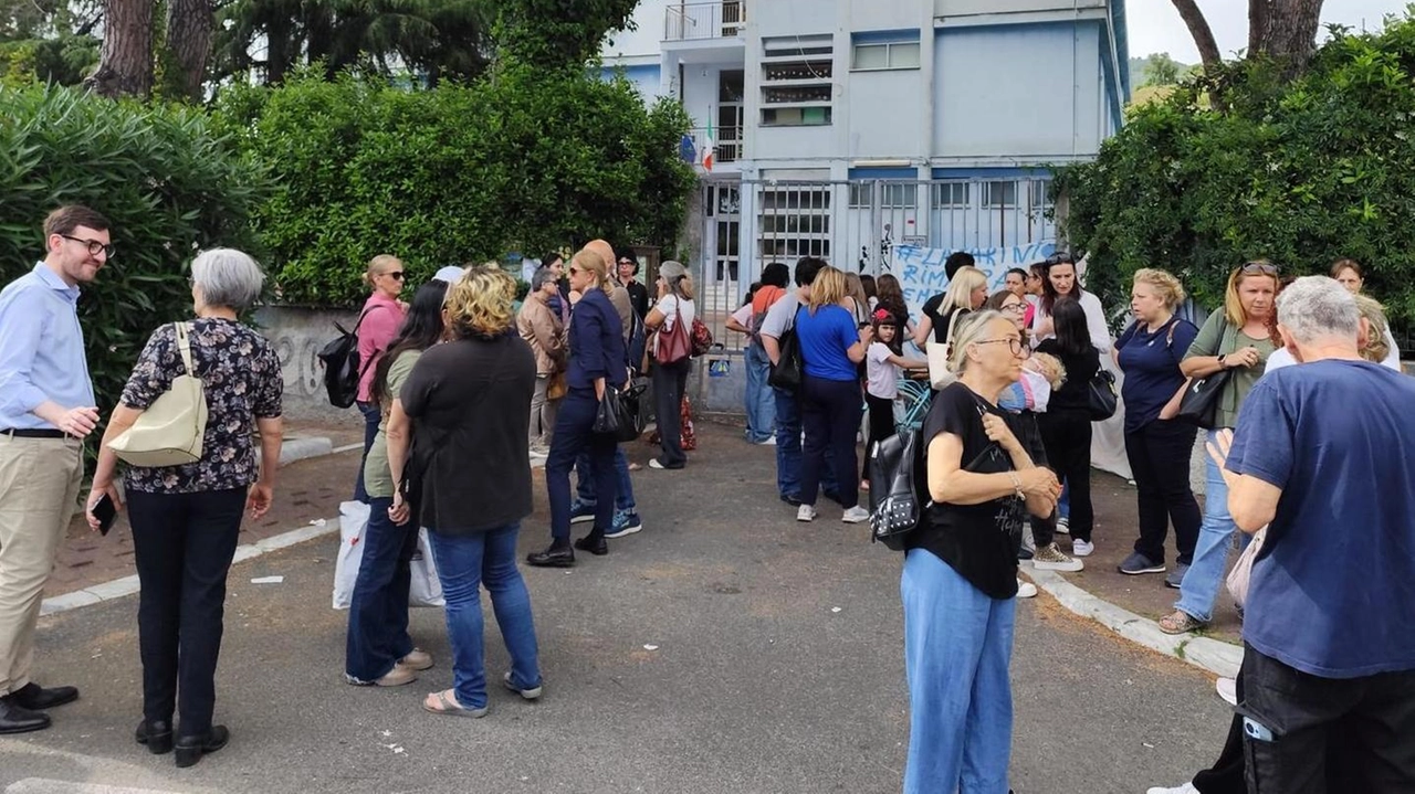 Genitori, docenti e residenti di Romagnano si sono radunati ieri davanti alla Parini Genitori, docenti e residenti di Romagnano si sono radunati ieri davanti alla Parini
