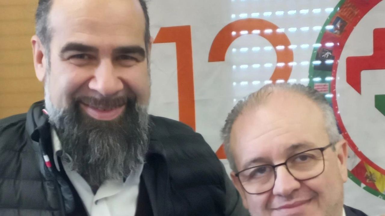 Il presidente regionale Anpas Dimitri Bettini (a sinistra) e il presidente della Croce Verde Gabriele Dalle Luche durante la cerimonia di ieri mattina nella sala «Maurizio Tosi» Il presidente regionale Anpas Dimitri Bettini (a sinistra) e il presidente della Croce Verde Gabriele Dalle Luche durante la cerimonia di ieri mattina nella sala «Maurizio Tosi»