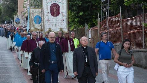 Pellegrini in cammino Il vescovo monsignor Domenico Sorrentino presiede la santa messa nella Basilica di Santa Maria degli Angeli
