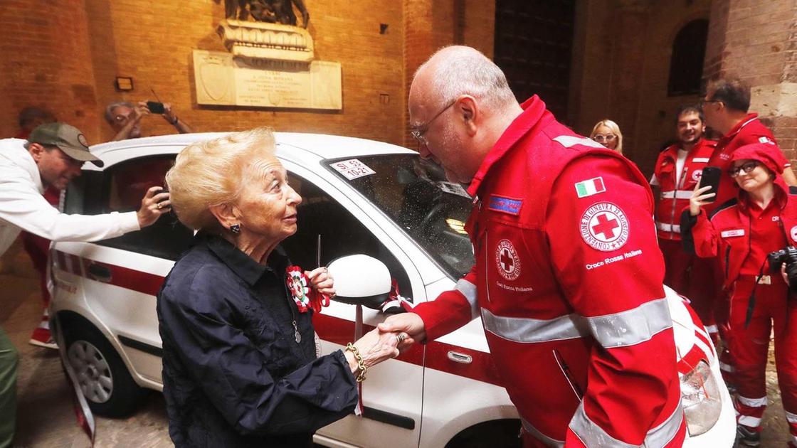 Minnie Fabio taglia il nastro: "Un auto per assistere i fragili" Minnie Fabio taglia il nastro: "Un auto per assistere i fragili"