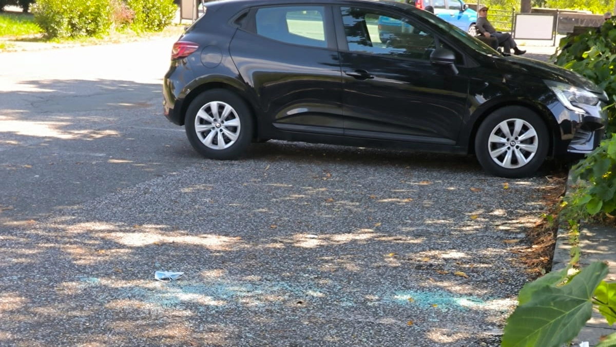 Alcune delle automobili prese di mira nel parcheggio in piazza Aeronautica, a poca distanza dal palazzo civico di Villafranca in Lunigiana Alcune delle automobili prese di mira nel parcheggio in piazza Aeronautica, a poca distanza dal palazzo civico di Villafranca in Lunigiana