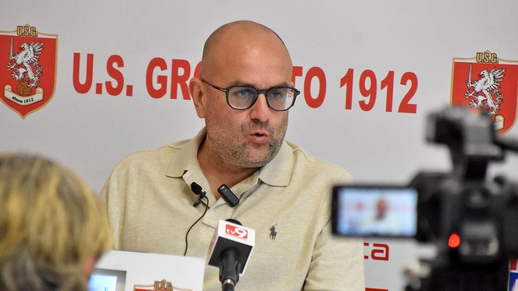 Il DG Vetrini annuncia cambiamenti per il Grosseto Calcio dopo una stagione deludente. Nuovo presidente e allenatore in arrivo. Il DG Vetrini annuncia cambiamenti per il Grosseto Calcio dopo una stagione deludente. Nuovo presidente e allenatore in arrivo.