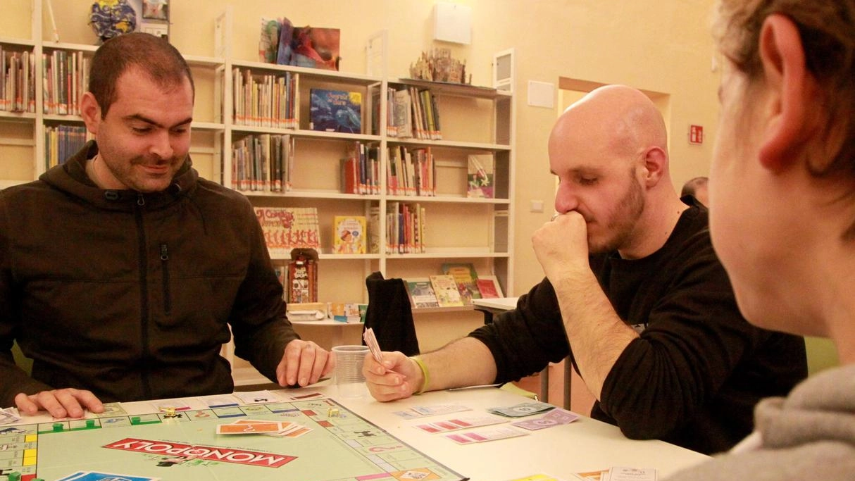 Genitori e ragazzi si sfidano ai tradizionali giochi da tavolo Genitori e ragazzi si sfidano ai tradizionali giochi da tavolo