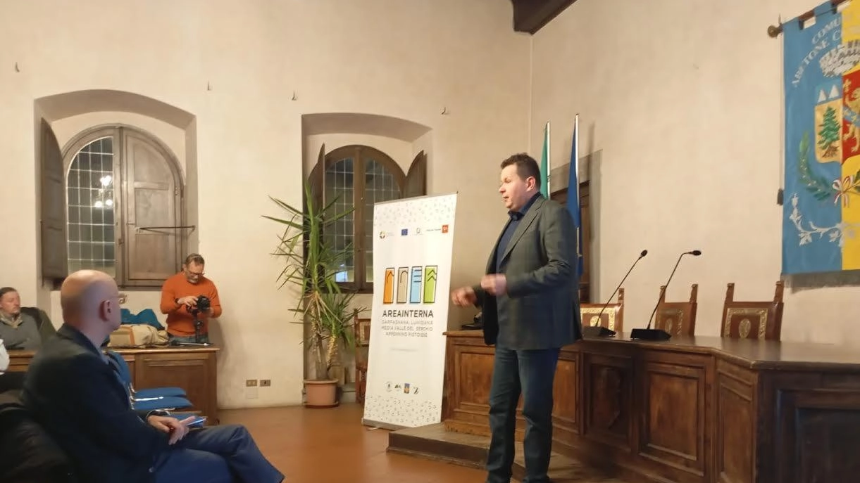 Il sindaco di Abetone Cutigliano Gabriele Bacci durante il suo intervento agli incontri che si sono svolti tra Borgo a Mozzano e Cutigliano Il sindaco di Abetone Cutigliano Gabriele Bacci durante il suo intervento agli incontri che si sono svolti tra Borgo a Mozzano e Cutigliano