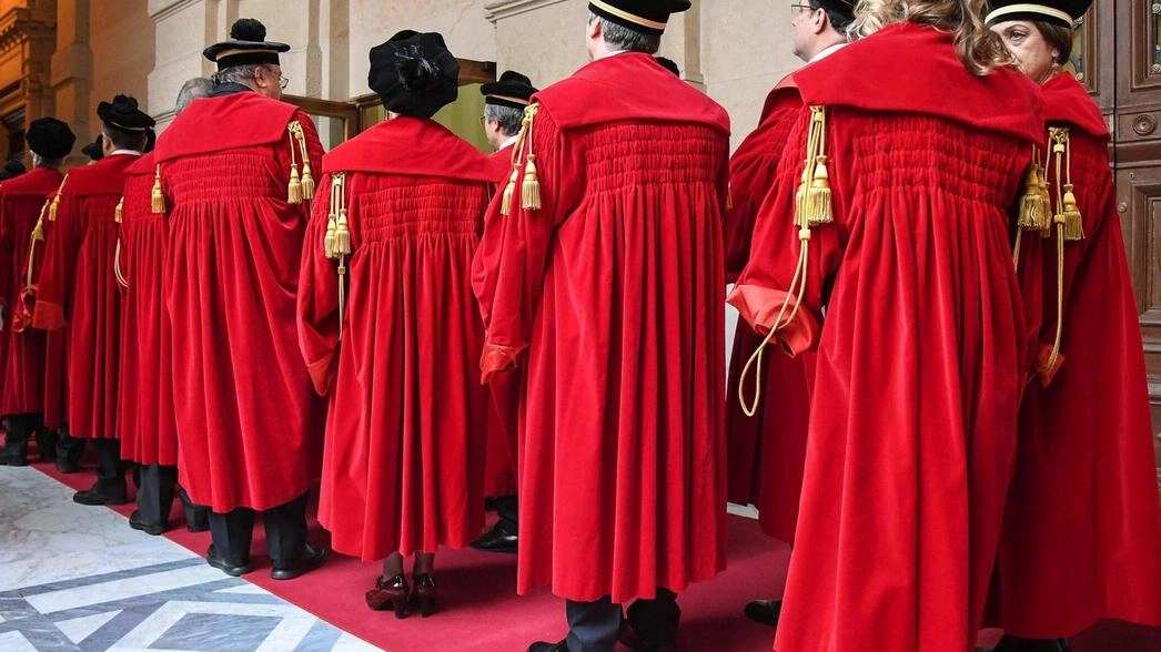 I giudici della Corte Costituzionale. In alto, l’ex magistrato Gianni Fruganti I giudici della Corte Costituzionale. In alto, l’ex magistrato Gianni Fruganti