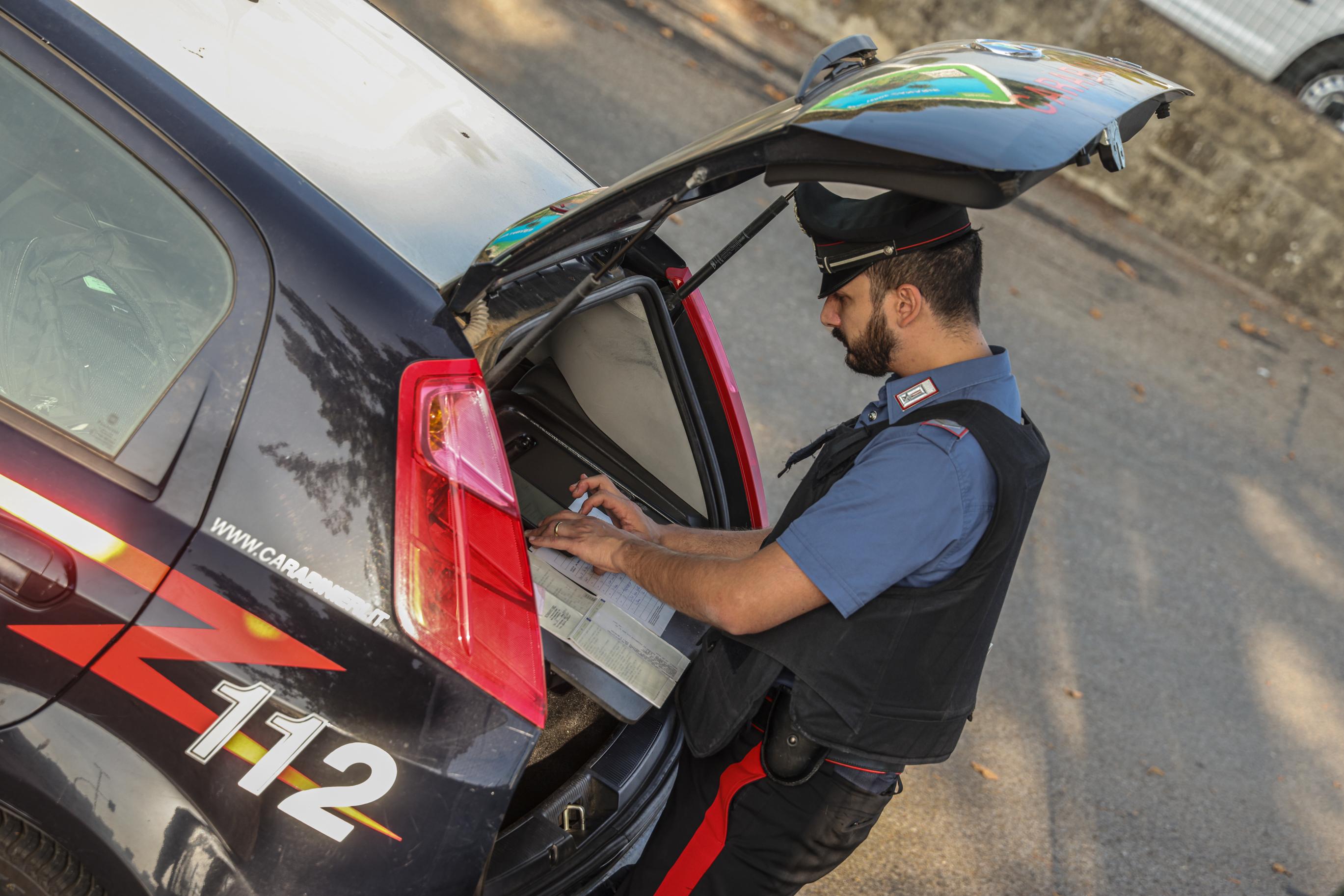Picchiate e derubate dal branco, paura per tre ragazzine in piazza Picchiate e derubate dal branco, paura per tre ragazzine in piazza