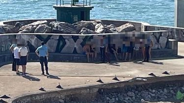 Arrivano ogni pomeriggio con l’asciugamano e lo zaino. Vengono anche dalla provincia di Pisa, sempre in gruppo, si posizionano sul... Arrivano ogni pomeriggio con l’asciugamano e lo zaino. Vengono anche dalla provincia di Pisa, sempre in gruppo, si posizionano sul...