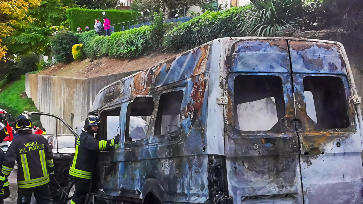 Il trasporto scolastico a Bagno a Ripoli in crisi dopo l'incendio dello scuolabus. La Re Manfredi deve acquistare un nuovo mezzo mentre il Comune fornisce un pulmino provvisorio senza cinture di sicurezza. Polemiche e garanzie sulle misure di sicurezza. Il trasporto scolastico a Bagno a Ripoli in crisi dopo l'incendio dello scuolabus. La Re Manfredi deve acquistare un nuovo mezzo mentre il Comune fornisce un pulmino provvisorio senza cinture di sicurezza. Polemiche e garanzie sulle misure di sicurezza.