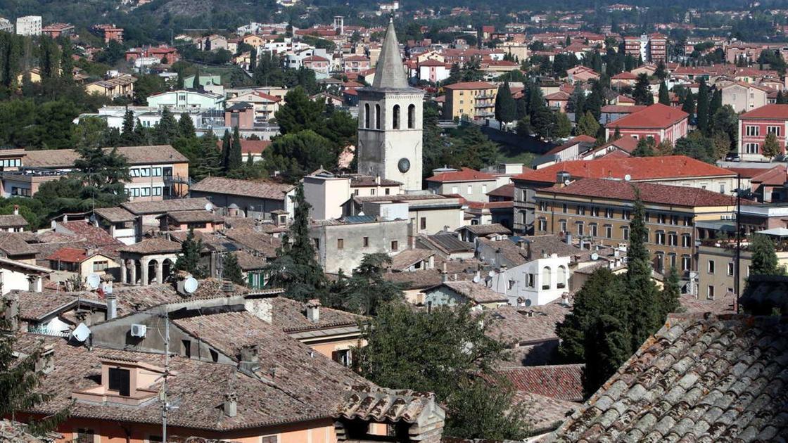 https://www.lanazione.it/image-service/view/acePublic/alias/contentid/ZDQwYjgyMDktMzRjMS00/0/turisti-a-spoleto-in-chiaroscuro-bene-presenze-meno-la-permanenza.jpeg?f=16:9&w=1200&h=630