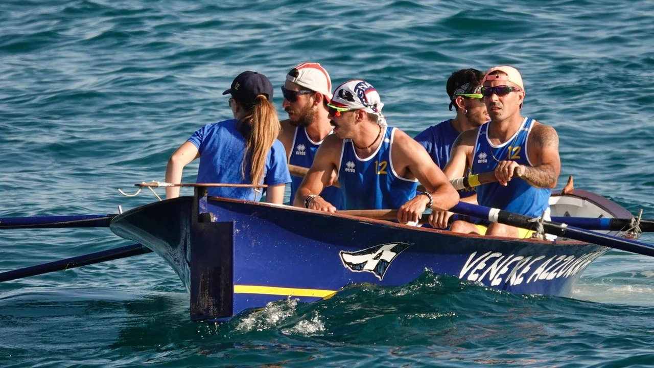 L’equipaggio senior della Venere Azzurra in occasione del Palio del Golfo dello scorso anno. Tra la borgata e il Comune sono ancora acque agitate L’equipaggio senior della Venere Azzurra in occasione del Palio del Golfo dello scorso anno. Tra la borgata e il Comune sono ancora acque agitate