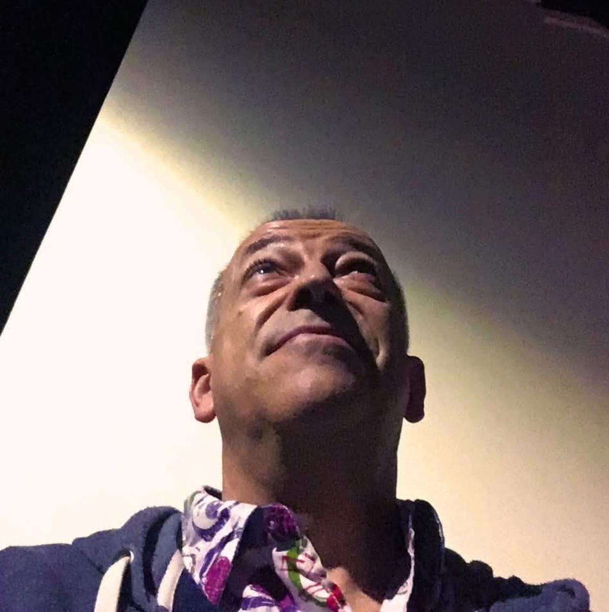 https://www.lanazione.it/image-service/view/acePublic/alias/contentid/ZDQxODVjMzUtNzA2NC00/0/renzo-dj-morto.jpeg?f=1.91:1&w=1200