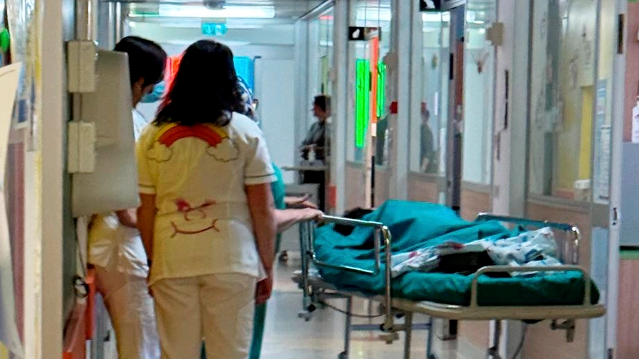 La corsia di un ospedale dove gli operatori sanitari di alcuni reparti sono costretti a convivere con difficili condizioni lavorative (foto d’archivio)