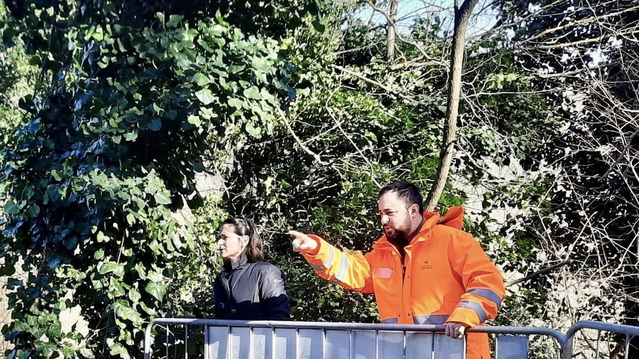 Il sindaco Edoardo Prestanti durante il sopralluogo per i lavori di ripristino dopo. gli smottamenti dell’alluvione Il sindaco Edoardo Prestanti durante il sopralluogo per i lavori di ripristino dopo. gli smottamenti dell’alluvione