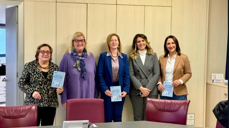 Direttrice generale f.f Antonella Valeri, presidente AIMA Arezzo Silvana Repetti, direttice sanitaria Assunta De Luca, direttrice ospedali riuniti dell'Aretino, del Casentino, della Valtiberina e della Valdichiana aretina Barbara Innocenti e la direttrice del Dipartimento delle professioni infermieristiche e ostetriche Vianella Agostinelli Direttrice generale f.f Antonella Valeri, presidente AIMA Arezzo Silvana Repetti, direttice sanitaria Assunta De Luca, direttrice ospedali riuniti dell'Aretino, del Casentino, della Valtiberina e della Valdichiana aretina Barbara Innocenti e la direttrice del Dipartimento delle professioni infermieristiche e ostetriche Vianella Agostinelli