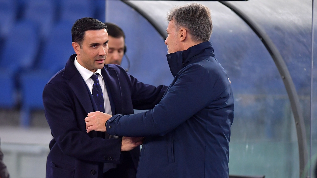 Palladino e il saluto con l'allenatore della Lazio Baroni prima del fischio d'inizio
