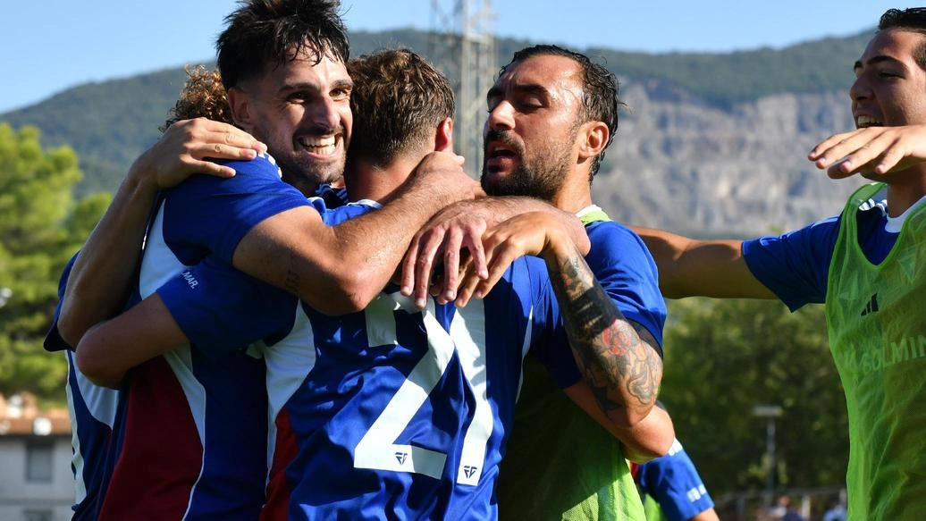 L’esultanza dei compagni dopo il gol del vantaggio di Mutton (foto Agostini) L’esultanza dei compagni dopo il gol del vantaggio di Mutton (foto Agostini)