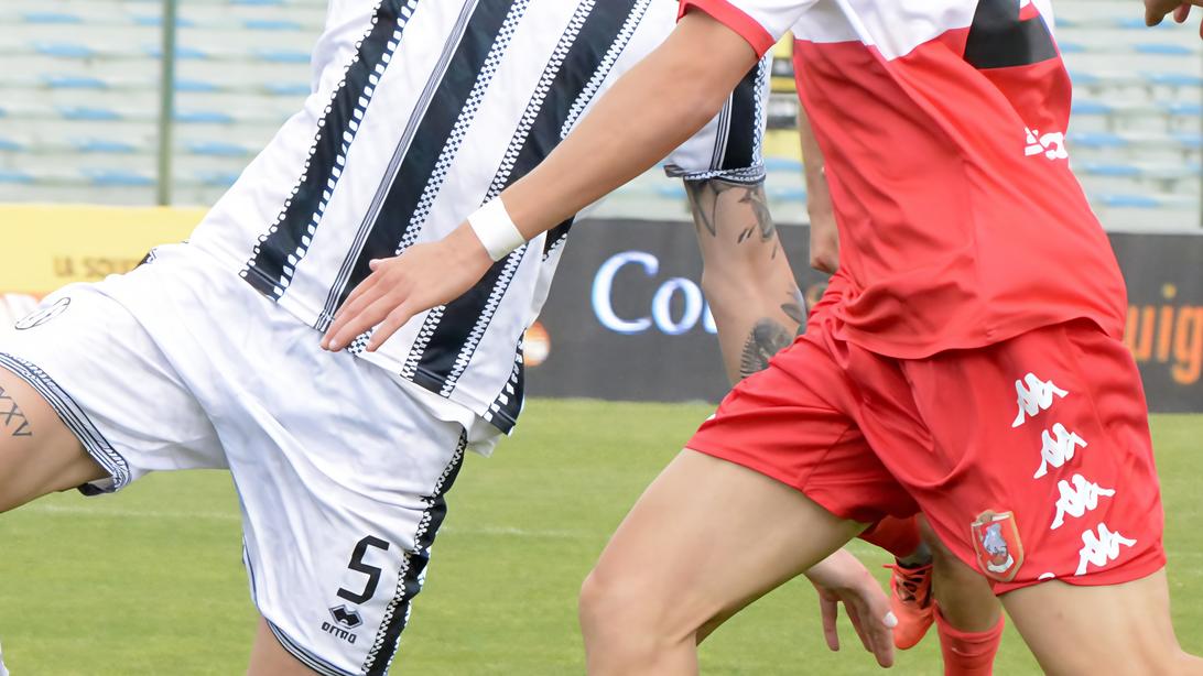 https://www.lanazione.it/image-service/view/acePublic/alias/contentid/ZDRhMzhlNTYtNDQ2OC00/0/bianconeri-e-grifone-la-delusione-e-totale.jpeg?f=16:9&w=1200&h=630