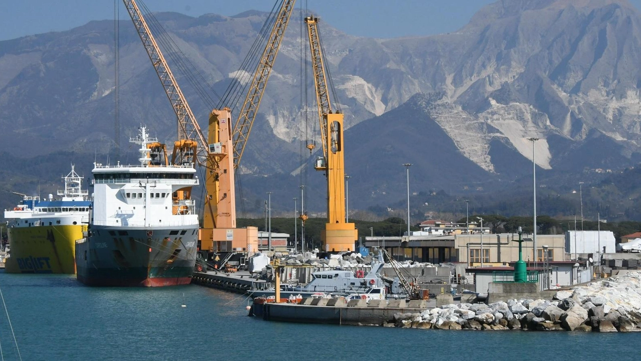 Orietta Colacicco dei Paladini con il sindaco Francesco Persiani. In alto, il porto di Marina di Carrara Orietta Colacicco dei Paladini con il sindaco Francesco Persiani. In alto, il porto di Marina di Carrara