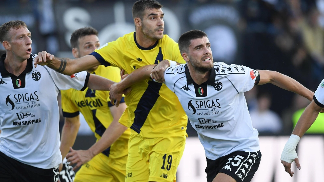 Bertola e Hristov impegnati nel. match di andata contro il Modena vinto 1-0 al ’Picco’ il. novembre scorso Bertola e Hristov impegnati nel. match di andata contro il Modena vinto 1-0 al ’Picco’ il. novembre scorso