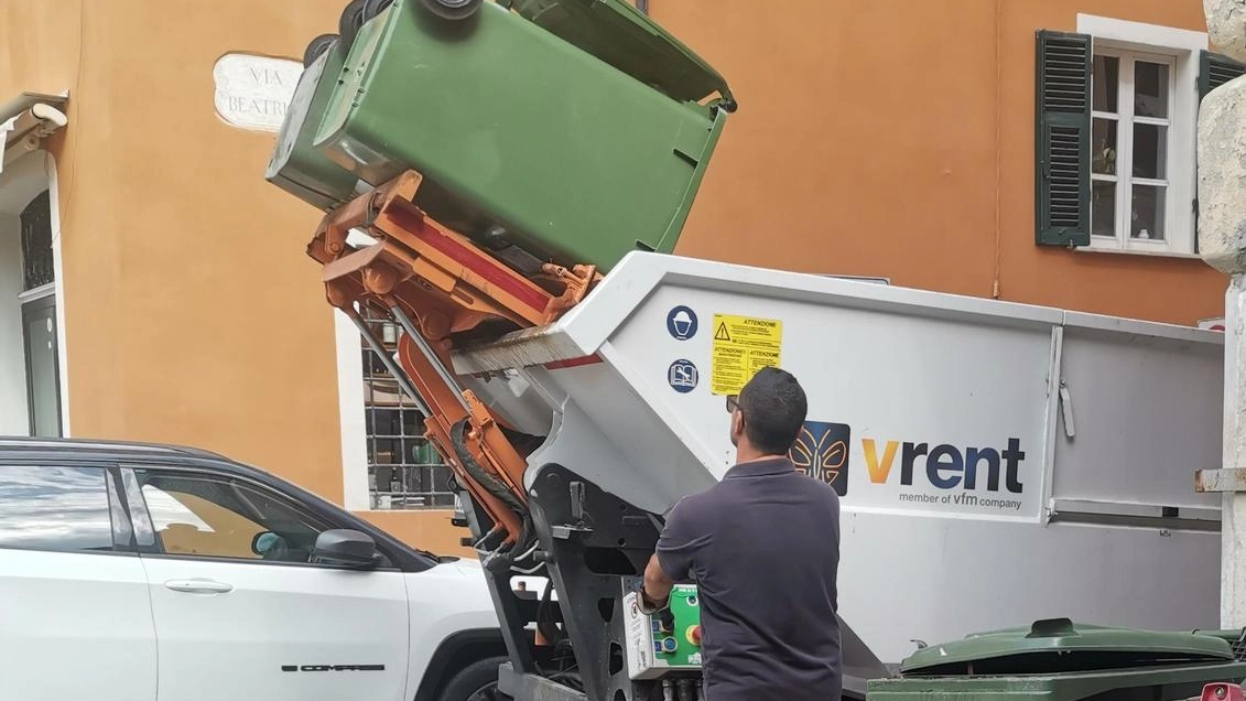 Un mezzo di Asmiu parcheggiato nei sotterranei del Comune (Foto d’archivio)