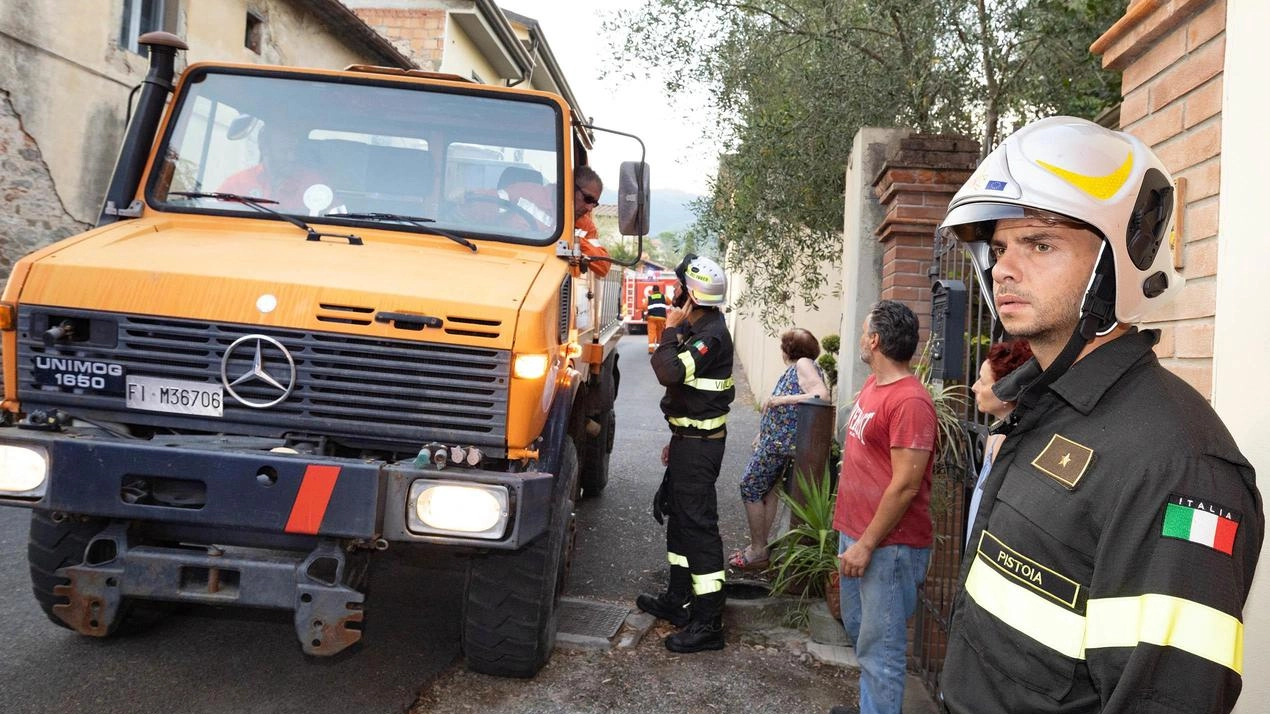 Nella zona di via Vacchereccia le fiamme hanno lambito le abitazioni. L’intervento di tre eclicotteri dei vigili del fuoco hanno evitato il peggio (Goiorani) Nella zona di via Vacchereccia le fiamme hanno lambito le abitazioni. L’intervento di tre eclicotteri dei vigili del fuoco hanno evitato il peggio (Goiorani)