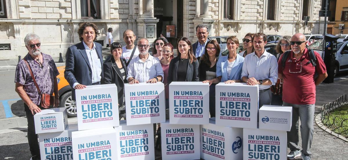 https://www.lanazione.it/image-service/view/acePublic/alias/contentid/ZDRjMWRlNmUtOTY5Mi00/0/fine-vita-verso-la-legge-depositate-quasi-5mila-firme-grazie-a-laura-santi.jpeg?f=1.90:1&w=1200